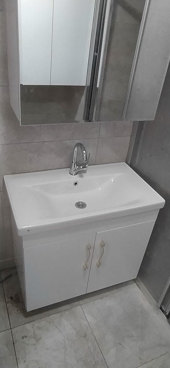 Banyo lavabosu ve dolabı montajı